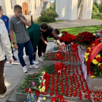 Возложили цветы к памятнику «Дети Беслана»